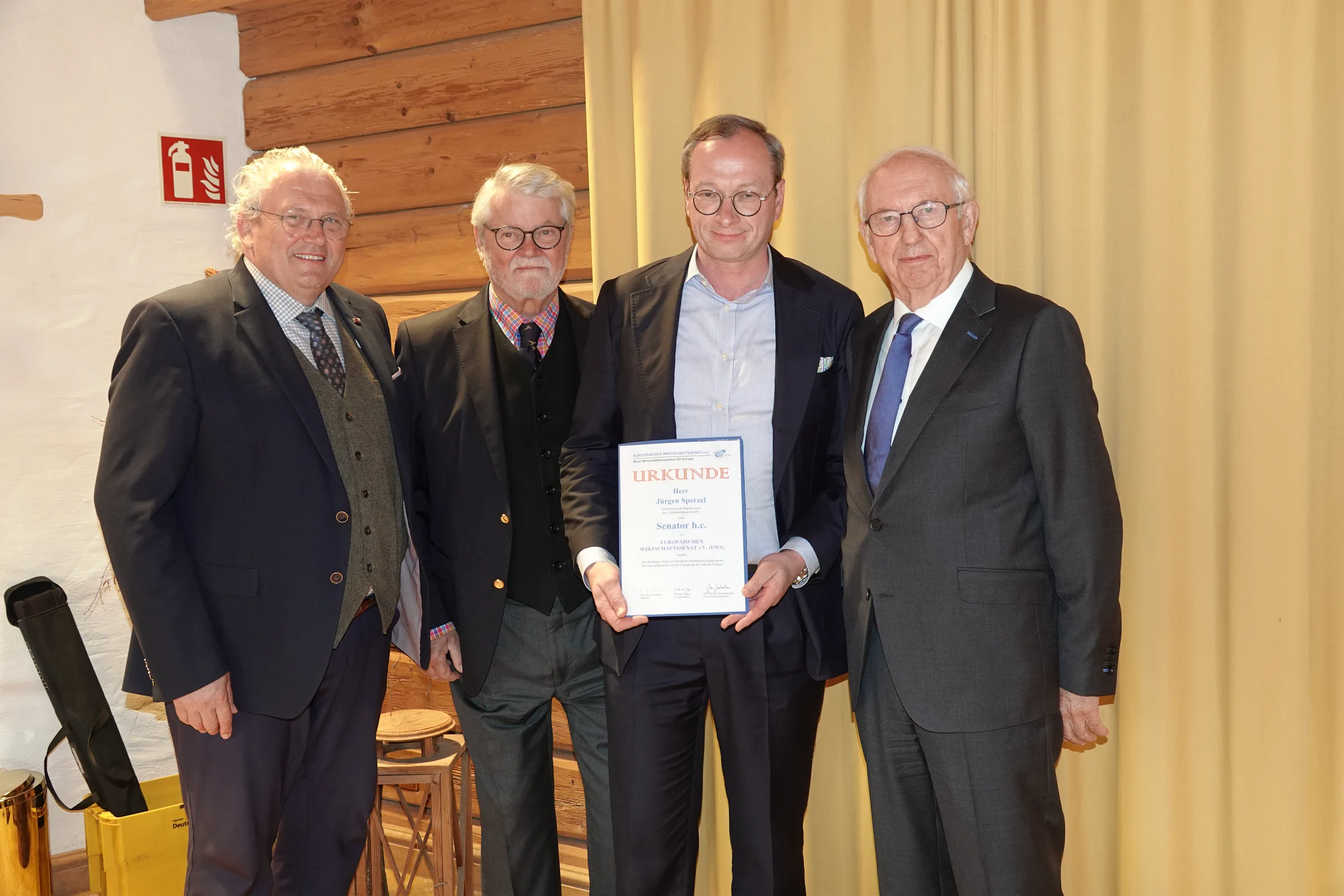 Jürgen Sperzel mit der Urkunde zur Berufung als Senator h.c. des Europäischen Wirtschaftssenats e.V. in Going